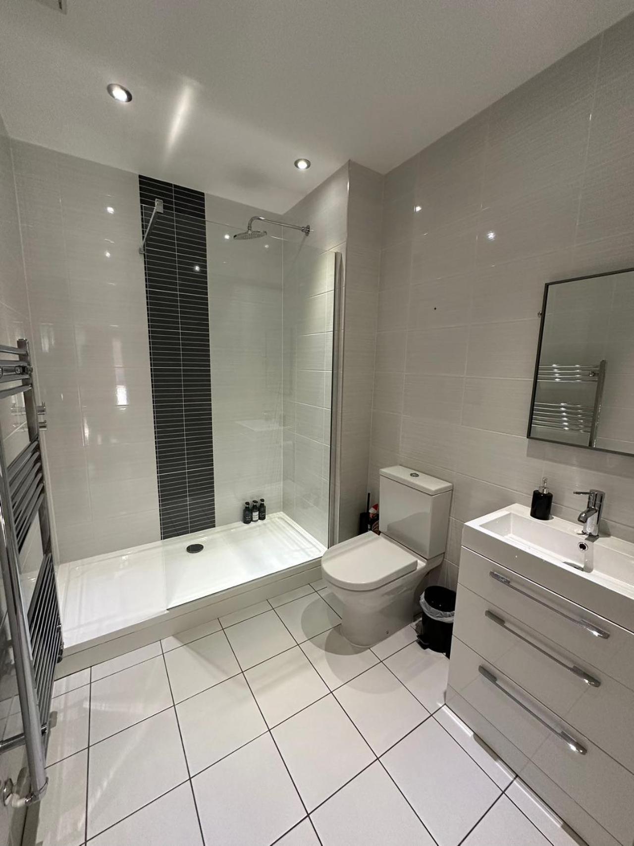 Spacious 4Br 4Ba Gated Townhouse With Balconies, Central Jq Birmingham Exterior photo